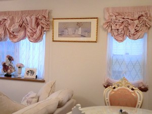 白を基調とした静物画の額装フレームの全景写真