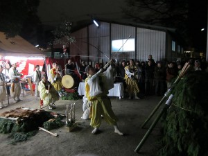 hamaya 護摩供養準備の破魔矢打ち込み風景