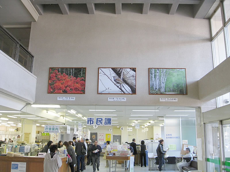 久慈市役所ホールの　花鳥木の写真を入れた　Ｂ０サイズの　木製額縁